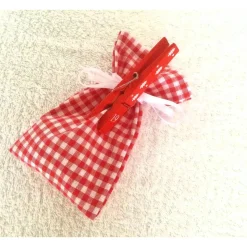 Adventskalender in Rot-Weiß mit roten Wäscheklammer-Zahlen von Hobbyhaus