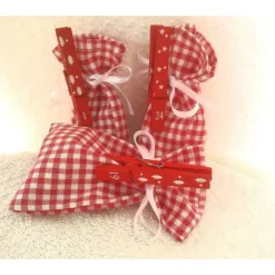 Adventskalender in Rot-Weiß mit roten Wäscheklammer-Zahlen von Hobbyhaus