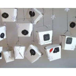 Adventskalender in schwarz/weiß zum aufhängen aus Take-away Boxen zum befüllen
