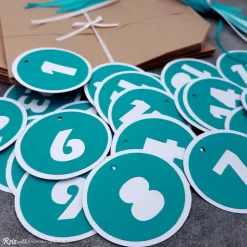 Adventskalender Papierbeutel zum Befüllen mit türkis-weißen Zahlenanhängern & Satinbändern