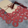 Adventskalender Papierbeutel zum Befüllen mit Zahlenanhängern und Satinbändern in dunkelrot