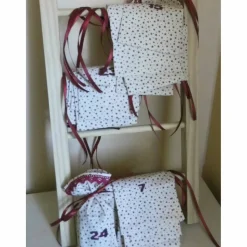 Adventskalender Säckchen zum Befüllen – 24 wiederverwendbare Beutel aus Baumwolle in beige und weinrot