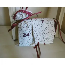 Adventskalender Säckchen zum Befüllen – 24 wiederverwendbare Beutel aus Baumwolle in beige und weinrot