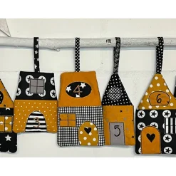 Adventskalender, Vorweihnachten, senf-schwarz-weiß-grau, genäht, gestickt ,Unikat, 24 Häuschen zum aufhängen, Kinder