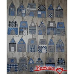Adventskalender, Vorweihnachten, grau-blau, 24 genähte und gestickte Häuschchen, zum Aufhängen, genäht, gestickt,