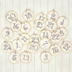 Adventskalender Weihnachtssöckchen rot – 24 große Socken zum Befüllen aus Fleece