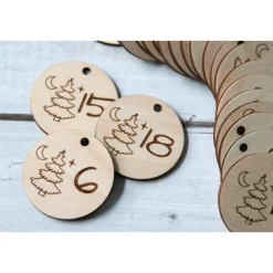 Adventskalender Zahlen Holz 1–24, rund Ø4,5 cm – Tannenbaum graviert, lasergeschnitten, wiederverwendbar