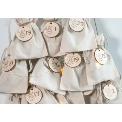 Adventskalender Zahlen Holz 1–24, rund Ø4,5 cm – Tannenbaum graviert, lasergeschnitten, wiederverwendbar