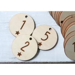 Adventskalender Zahlen Holz 1–24 Ø4,5 cm | Runde Anhänger mit Stern-Gravur aus Birkensperrholz, wiederverwendbar