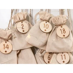 Adventskalender Zahlen Holz 1–24 Ø4,5 cm | Runde Anhänger mit Stern-Gravur aus Birkensperrholz, wiederverwendbar