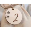 Adventskalender Zahlen Holz 1–24, rund Ø4,5 cm, mit ausgeschnittenen Sternen – handgefertigt & wiederverwendbar