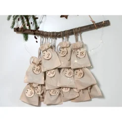 Adventskalender Zahlen Holz 1–24, rund Ø4,5 cm, mit ausgeschnittenen Sternen – handgefertigt & wiederverwendbar
