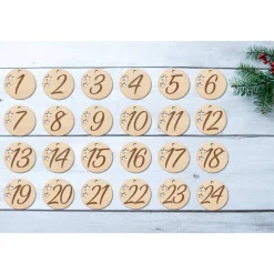 Adventskalender Zahlen Holz 1–24, rund Ø4,5 cm, mit ausgeschnittenen Sternen – handgefertigt & wiederverwendbar
