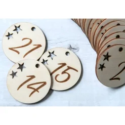 Adventskalender Zahlen Holz 1–24, rund Ø4,5 cm, mit ausgeschnittenen Sternen – handgefertigt & wiederverwendbar
