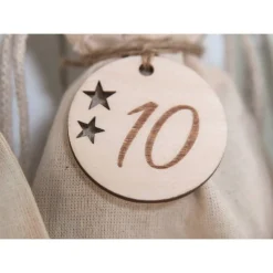 Adventskalender Zahlen Holz 1–24, rund Ø4,5 cm, mit ausgeschnittenen Sternen – handgefertigt & wiederverwendbar