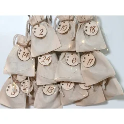 Adventskalender Zahlen Holz 1–24, rund Ø4,5 cm, mit ausgeschnittenen Sternen – handgefertigt & wiederverwendbar