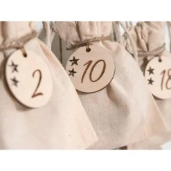 Adventskalender Zahlen Holz 1–24, rund Ø4,5 cm, mit ausgeschnittenen Sternen – handgefertigt & wiederverwendbar