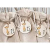 Adventskalender Zahlen Holz 1–24, rund Ø4,5 cm, Giraffe – farbig bedruckt | wiederverwendbar