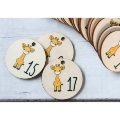 Adventskalender Zahlen Holz 1–24, rund Ø4,5 cm, Giraffe – farbig bedruckt | wiederverwendbar
