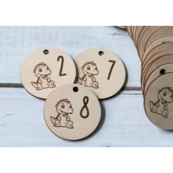 Adventskalender Zahlen Holz 1–24, rund Ø4,5 cm | lustiger Drache graviert, wiederverwendbar