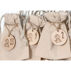 Adventskalender Zahlen Holz 1–24, rund Ø4,5 cm | lustiger Drache graviert, wiederverwendbar