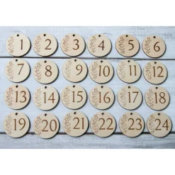 Adventskalender Zahlen Holz 1–24 Ø4,5 cm – runde Anhänger mit gravierter Ranke, wiederverwendbar