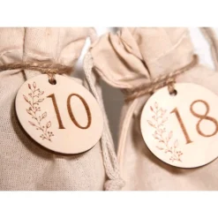 Adventskalender Zahlen Holz 1–24 Ø4,5 cm – runde Anhänger mit gravierter Ranke, wiederverwendbar