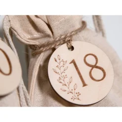 Adventskalender Zahlen Holz 1–24 Ø4,5 cm – runde Anhänger mit gravierter Ranke, wiederverwendbar