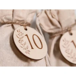 Adventskalender Zahlen Holz 1–24 Ø4,5 cm – runde Anhänger mit gravierter Ranke, wiederverwendbar