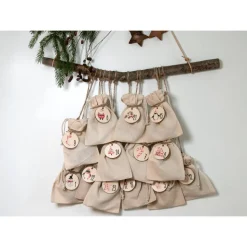 Adventskalender Zahlen Holz 1–24, Ø 4,5 cm – rund, mit Weihnachtstieren bedruckt, lasergeschnitten