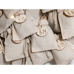 Adventskalender Zahlen Holz 1–24, Ø4,5 cm – runde Anhänger mit Giraffe graviert, wiederverwendbar