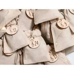 Adventskalender Zahlen Holz 1–24, Ø4,5 cm – runde Anhänger mit Giraffe graviert, wiederverwendbar