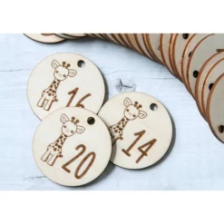 Adventskalender Zahlen Holz 1–24, Ø4,5 cm – runde Anhänger mit Giraffe graviert, wiederverwendbar