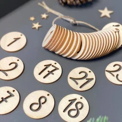 Adventskalender Zahlenanhänger aus Holz im Stencil-Stil – Set 1 bis 24