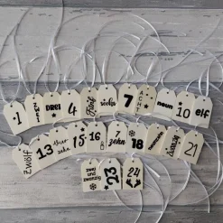 Adventskalender zum Befüllen aus Baumwollstoff – Wiederverwendbare Säckchen mit Holzanhängern