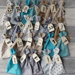 Adventskalender zum Befüllen aus Baumwollstoff – Wiederverwendbare Säckchen mit Holzanhängern