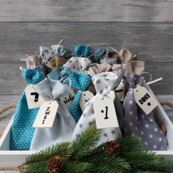 Adventskalender zum Befüllen aus Baumwollstoff – Wiederverwendbare Säckchen mit Holzanhängern