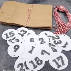 Adventskalender zum Befüllen – 24 Kraftpapiertüten mit Zahlenanhängern & Kordeln