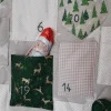 Adventskalender zum Befüllen aus beigen und grünen Stoffen in Patchwork