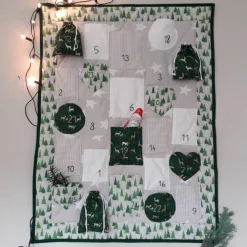 Adventskalender zum Befüllen aus beigen und grünen Stoffen in Patchwork