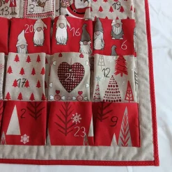 Adventskalender zum Befüllen aus Stoff in Rot-Beige, Wandbehang