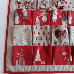 Adventskalender zum Befüllen aus Stoff in Rot-Beige, Wandbehang