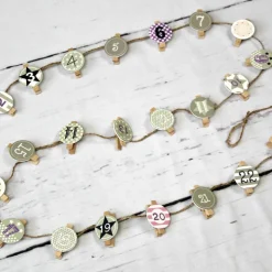 Adventskalenderaufhängung aus Holzklammern