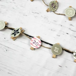 Adventskalenderaufhängung aus Holzklammern