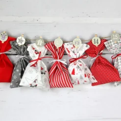 Adventskalenderaufhängung aus Holzklammern