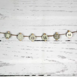 Adventskalenderaufhängung aus Holzklammern