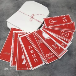 Adventskalendertüten und Zahlenanhänger in rot-weiß