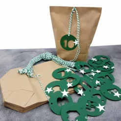 Adventskalendertüten zum Befüllen mit Zahlenanhängern in Grün – 24 Kraftpapier-Beutel DIY Set