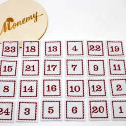 Adventskalenderzahlen Anhänger Zahlen weiß rot Filz eckig bestickt