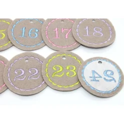 Adventskalenderzahlen Anhänger Zahlen taupe pastell Filz rund bestickt